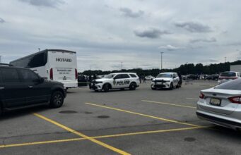 Apuñalamiento masivo en Bessemer deja un muerto en autobús Patrullas de policía custodian un autobús chárter de Hotard en el estacionamiento de Walmart en Bessemer.