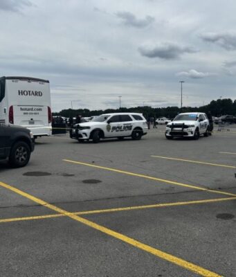 Apuñalamiento masivo en Bessemer deja un muerto en autobús Patrullas de policía custodian un autobús chárter de Hotard en el estacionamiento de Walmart en Bessemer.