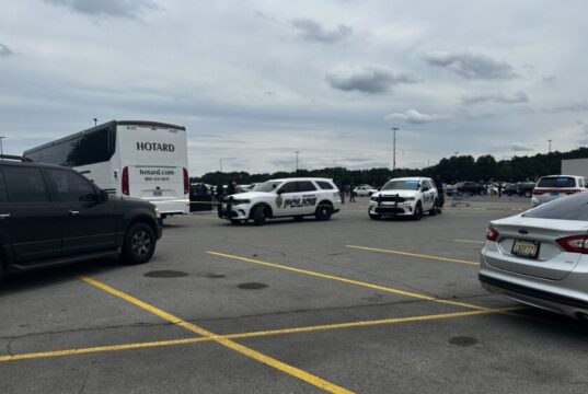 Apuñalamiento masivo en Bessemer deja un muerto en autobús Patrullas de policía custodian un autobús chárter de Hotard en el estacionamiento de Walmart en Bessemer.