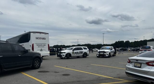 Apuñalamiento masivo en Bessemer deja un muerto en autobús Patrullas de policía custodian un autobús chárter de Hotard en el estacionamiento de Walmart en Bessemer.