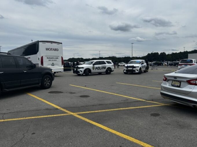 Apuñalamiento masivo en Bessemer deja un muerto en autobús Patrullas de policía custodian un autobús chárter de Hotard en el estacionamiento de Walmart en Bessemer.