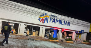 Asalto masivo con explosivos sacude la frontera de Paraguay Fachada destruida de Banco Familiar en Paraguay tras un asalto masivo con explosivos en la frontera.