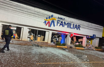 Asalto masivo con explosivos sacude la frontera de Paraguay Fachada destruida de Banco Familiar en Paraguay tras un asalto masivo con explosivos en la frontera.