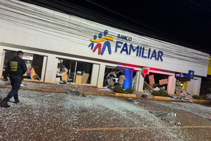 Asalto masivo con explosivos sacude la frontera de Paraguay Fachada destruida de Banco Familiar en Paraguay tras un asalto masivo con explosivos en la frontera.