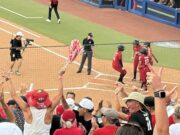 Alabama Crimson Tide hace historia en la postemporada de la NCAA Aficionados celebran desde la tribuna un juego de sóftbol de la Universidad de Alabama en la postemporada de la NCAA.