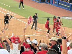Alabama Crimson Tide hace historia en la postemporada de la NCAA Aficionados celebran desde la tribuna un juego de sóftbol de la Universidad de Alabama en la postemporada de la NCAA.