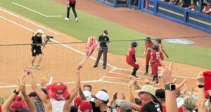 Alabama Crimson Tide hace historia en la postemporada de la NCAA Aficionados celebran desde la tribuna un juego de sóftbol de la Universidad de Alabama en la postemporada de la NCAA.