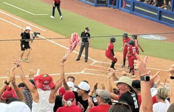 Alabama Crimson Tide hace historia en la postemporada de la NCAA Aficionados celebran desde la tribuna un juego de sóftbol de la Universidad de Alabama en la postemporada de la NCAA.