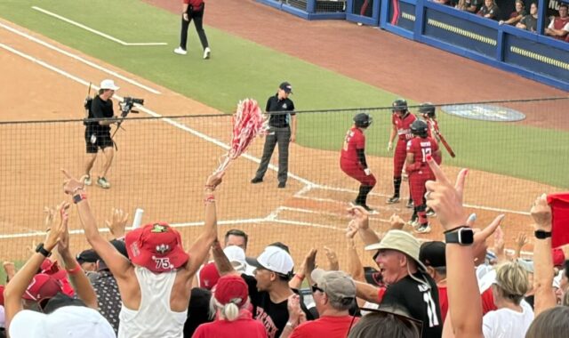 beisbol-softbol-universidad-alabama-postemporada Aficionados celebran desde la tribuna un juego de sóftbol de la Universidad de Alabama en la postemporada de la NCAA.