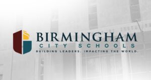 Empleo en Birmingham City Schools ofrece bonos de 1,000 dólares Logotipo de Birmingham City Schools con fondo difuminado del edificio de la junta de educación en Alabama.