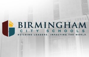 Empleo en Birmingham City Schools ofrece bonos de 1,000 dólares Logotipo de Birmingham City Schools con fondo difuminado del edificio de la junta de educación en Alabama.