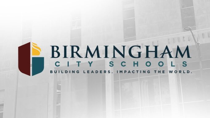 Empleo en Birmingham City Schools ofrece bonos de 1,000 dólares Logotipo de Birmingham City Schools con fondo difuminado del edificio de la junta de educación en Alabama.