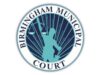 Amnistía judicial en Birmingham permite limpiar historial Sello oficial circular de Birmingham Municipal Court con la balanza de la justicia sobre un fondo blanco.