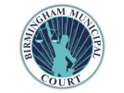 Amnistía judicial en Birmingham permite limpiar historial Sello oficial circular de Birmingham Municipal Court con la balanza de la justicia sobre un fondo blanco.