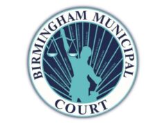 Amnistía judicial en Birmingham permite limpiar historial Sello oficial circular de Birmingham Municipal Court con la balanza de la justicia sobre un fondo blanco.