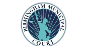 Amnistía judicial en Birmingham permite limpiar historial Sello oficial circular de Birmingham Municipal Court con la balanza de la justicia sobre un fondo blanco.