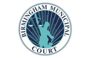 Amnistía judicial en Birmingham permite limpiar historial Sello oficial circular de Birmingham Municipal Court con la balanza de la justicia sobre un fondo blanco.