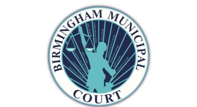 Amnistía judicial en Birmingham permite limpiar historial Sello oficial circular de Birmingham Municipal Court con la balanza de la justicia sobre un fondo blanco.