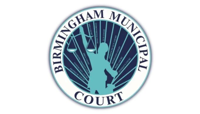 Amnistía judicial en Birmingham permite limpiar historial Sello oficial circular de Birmingham Municipal Court con la balanza de la justicia sobre un fondo blanco.