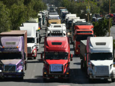 Bloqueo en Bolivia: más de 5.000 camioneros siguen varados Larga fila de camiones varados en una avenida durante las protestas y bloqueos de transporte en Bolivia.