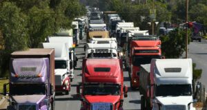 Bloqueo en Bolivia: más de 5.000 camioneros siguen varados Larga fila de camiones varados en una avenida durante las protestas y bloqueos de transporte en Bolivia.