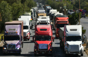 Bloqueo en Bolivia: más de 5.000 camioneros siguen varados Larga fila de camiones varados en una avenida durante las protestas y bloqueos de transporte en Bolivia.