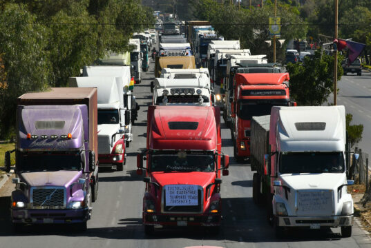 Bloqueo en Bolivia: más de 5.000 camioneros siguen varados Larga fila de camiones varados en una avenida durante las protestas y bloqueos de transporte en Bolivia.