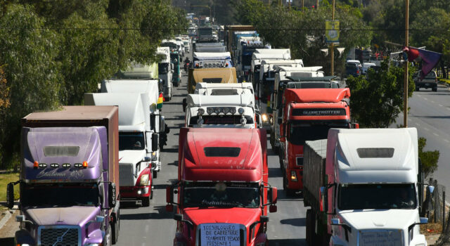 Bloqueo en Bolivia: más de 5.000 camioneros siguen varados Larga fila de camiones varados en una avenida durante las protestas y bloqueos de transporte en Bolivia.