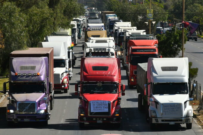 Bloqueo en Bolivia: más de 5.000 camioneros siguen varados Larga fila de camiones varados en una avenida durante las protestas y bloqueos de transporte en Bolivia.