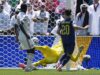 Bosnia vence a Catar y avanza en la fase de grupos Jugador de Bosnia número 20 frente al arco mientras el guardameta de Catar se estira en la línea de gol.