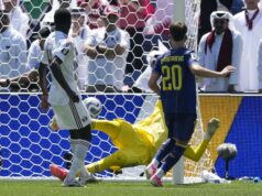Bosnia vence a Catar y avanza en la fase de grupos Jugador de Bosnia número 20 frente al arco mientras el guardameta de Catar se estira en la línea de gol.