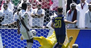 Bosnia vence a Catar y avanza en la fase de grupos Jugador de Bosnia número 20 frente al arco mientras el guardameta de Catar se estira en la línea de gol.
