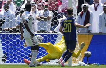 Bosnia vence a Catar y avanza en la fase de grupos Jugador de Bosnia número 20 frente al arco mientras el guardameta de Catar se estira en la línea de gol.