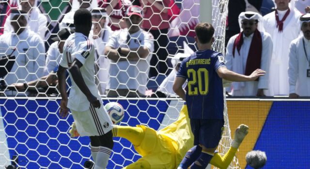 Bosnia vence a Catar y avanza en la fase de grupos Jugador de Bosnia número 20 frente al arco mientras el guardameta de Catar se estira en la línea de gol.