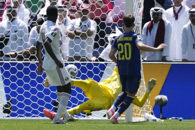 Bosnia vence a Catar y avanza en la fase de grupos Jugador de Bosnia número 20 frente al arco mientras el guardameta de Catar se estira en la línea de gol.