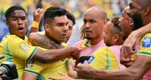 Brasil vence a Japón con gol agónico y avanza a octavos Casemiro festeja eufórico junto a sus compañeros de Brasil la victoria ante Japón en el Mundial 2026.