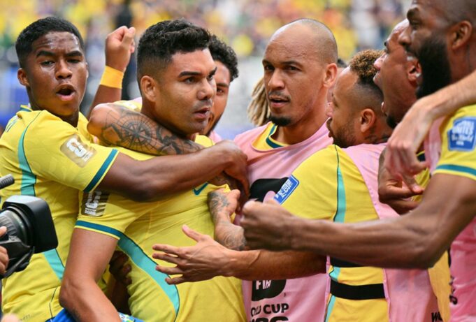 Brasil vence a Japón con gol agónico y avanza a octavos Casemiro festeja eufórico junto a sus compañeros de Brasil la victoria ante Japón en el Mundial 2026.