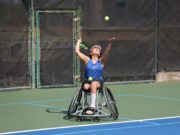 Donaciones de Buffalo Rock por su 125 aniversario en Alabama Niña en silla de ruedas saca una pelota de tenis durante un programa deportivo apoyado por la donación de Buffalo Rock.