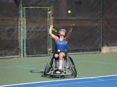 Donaciones de Buffalo Rock por su 125 aniversario en Alabama Niña en silla de ruedas saca una pelota de tenis durante un programa deportivo apoyado por la donación de Buffalo Rock.