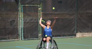 Donaciones de Buffalo Rock por su 125 aniversario en Alabama Niña en silla de ruedas saca una pelota de tenis durante un programa deportivo apoyado por la donación de Buffalo Rock.