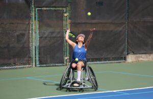 Donaciones de Buffalo Rock por su 125 aniversario en Alabama Niña en silla de ruedas saca una pelota de tenis durante un programa deportivo apoyado por la donación de Buffalo Rock.