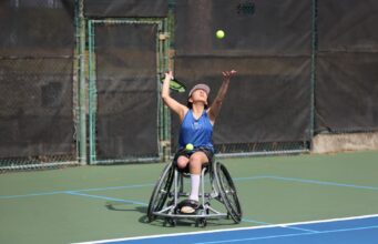 Donaciones de Buffalo Rock por su 125 aniversario en Alabama Niña en silla de ruedas saca una pelota de tenis durante un programa deportivo apoyado por la donación de Buffalo Rock.