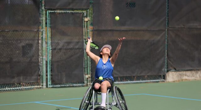 Donaciones de Buffalo Rock por su 125 aniversario en Alabama Niña en silla de ruedas saca una pelota de tenis durante un programa deportivo apoyado por la donación de Buffalo Rock.
