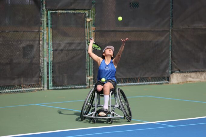 Donaciones de Buffalo Rock por su 125 aniversario en Alabama Niña en silla de ruedas saca una pelota de tenis durante un programa deportivo apoyado por la donación de Buffalo Rock.