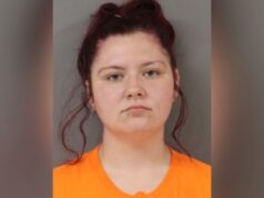 Arresto de Caleigh Millican en Oneonta por robo a anciana Retrato de fichaje policial de Caleigh Millican tras su detención por robo con tarjeta de débito en Oneonta.