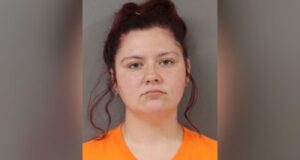 Arresto de Caleigh Millican en Oneonta por robo a anciana Retrato de fichaje policial de Caleigh Millican tras su detención por robo con tarjeta de débito en Oneonta.