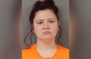 Arresto de Caleigh Millican en Oneonta por robo a anciana Retrato de fichaje policial de Caleigh Millican tras su detención por robo con tarjeta de débito en Oneonta.