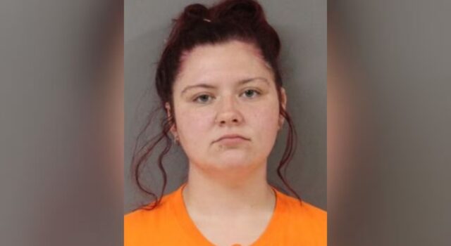 Arresto de Caleigh Millican en Oneonta por robo a anciana Retrato de fichaje policial de Caleigh Millican tras su detención por robo con tarjeta de débito en Oneonta.
