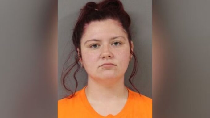Arresto de Caleigh Millican en Oneonta por robo a anciana Retrato de fichaje policial de Caleigh Millican tras su detención por robo con tarjeta de débito en Oneonta.