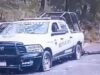 Ataque armado en Michoacán deja cinco policías muertos Patrulla de la Guardia Civil de Michoacán con impactos de bala en el parabrisas y llantas ponchadas tras una emboscada en carretera.